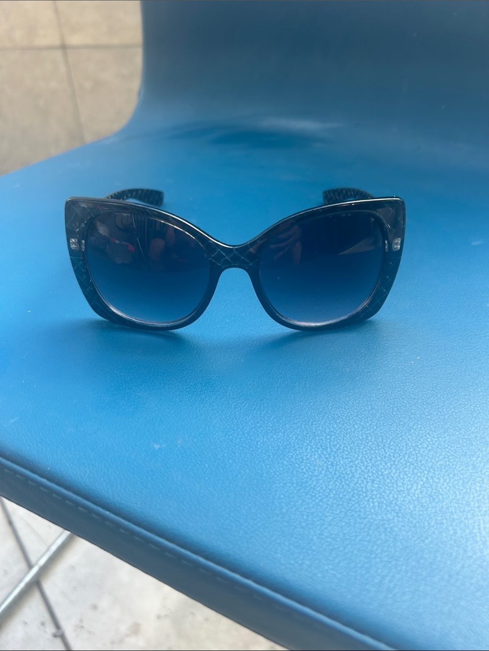 Women's Black Cat-Eye Sunglasses with Gradient Lenses
Kim Kardashian